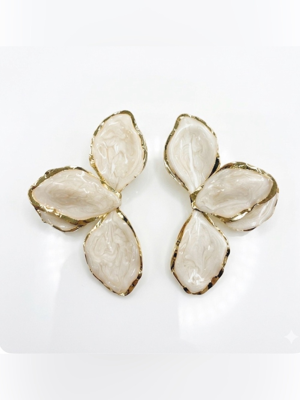 NWT ⚜️🩵⚜️ ATTERRI Golden & Cream Enamel Floral Earrings